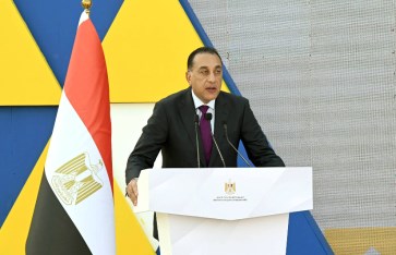 رئيس الوزراء أثناء إلقاء كلمته