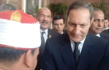 علاء مبارك أثناء استقبال المواطنين