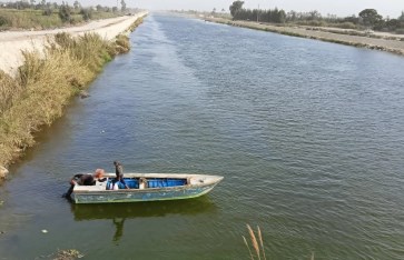 البحث عن طفل غريق بالبحيرة 