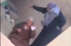 سيدة تعتدي على والدتها المسنة بالضرب في الشرقية