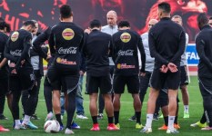 توروب مع لاعبي الأهلي 