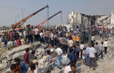 رفع الأنقاض بعد قصف مدرسة فى إيران