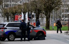 فرنسا توقف مراهقين 