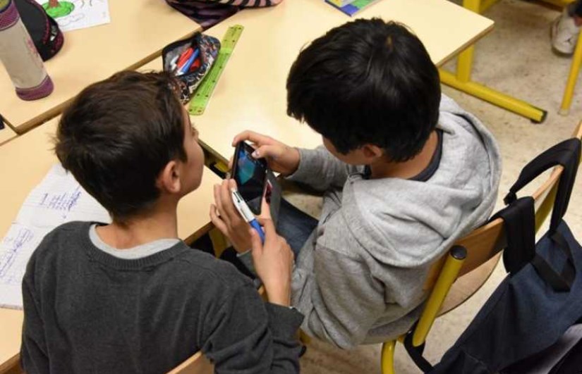 استخدام الهاتف المحمول في المدارس 