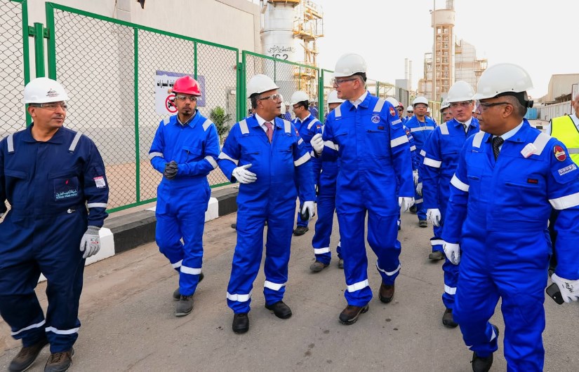 وزير البترول خلال الجولة 