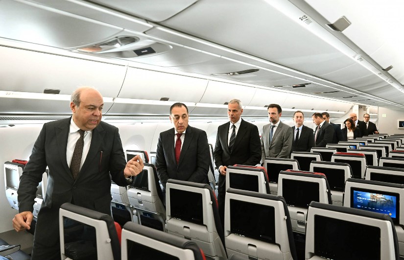 رئيس الوزراء يتفقد طائرة مصر للطيران