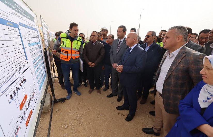 وزير النقل يستمع لشرح مهندسى الطرق