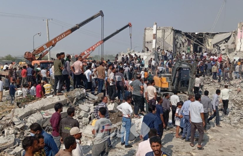 رفع الأنقاض بعد قصف مدرسة فى إيران