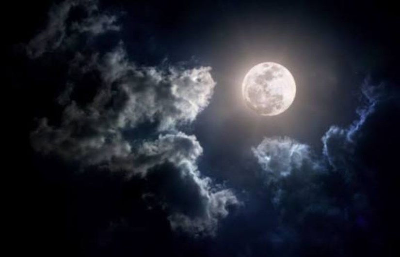 تفسير رؤية القمر والهلال في المنام للمرأة