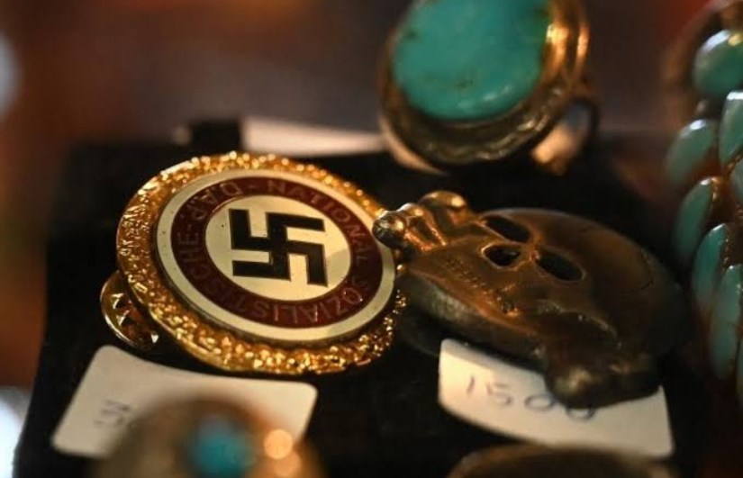 صليب معقوف داخل خفر السواحل الأمريكية 