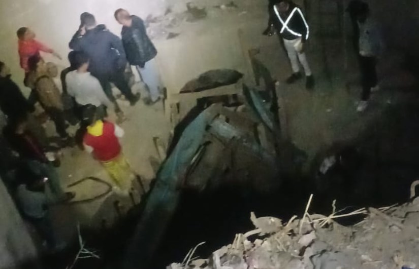 سقوط سيارة في حفرة بالزاوية الحمراء