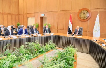 اجتماع داخل وزارة التربية والتعليم 