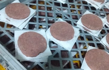 ضبط 1.7 طن لحوم ومنتجات غير صالحة