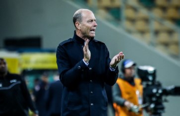 توروب يستبعد رباعي الأهلي 