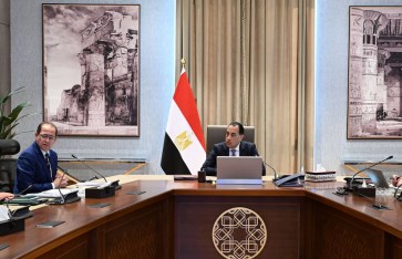 اجتماع رئيس الوزراء مع وزيرى البترول والمالية