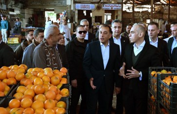 جولة رئيس الوزراء فى سوق العبور