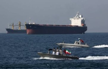 الحرس الثوري الإيراني يعلن حظر الملاحة في مضيق هرمز 