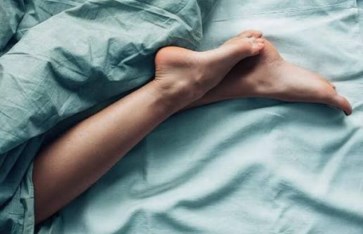 ارتفاع حرارة القدمين عند النوم