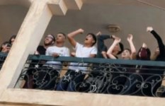  إلقاء أكياس مياه على رؤوس المصلين