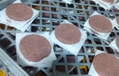 ضبط 1.7 طن لحوم ومنتجات غير صالحة