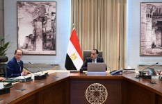 اجتماع رئيس الوزراء مع وزيرى البترول والمالية