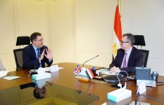 اجتماع وزير التخطيط مع السفير البريطانى