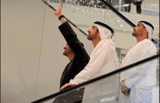 محمد بن زايد آل نهيان، رئيس دولة الإمارات، برفقة حمدان بن محمد بن راشد آل مكتوم، ولي عهد دبي ونائب رئيس مجلس الوزراء وزير الدفاع