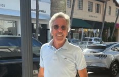 شبيه جيفري إبستين 