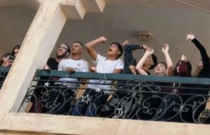  إلقاء أكياس مياه على رؤوس المصلين