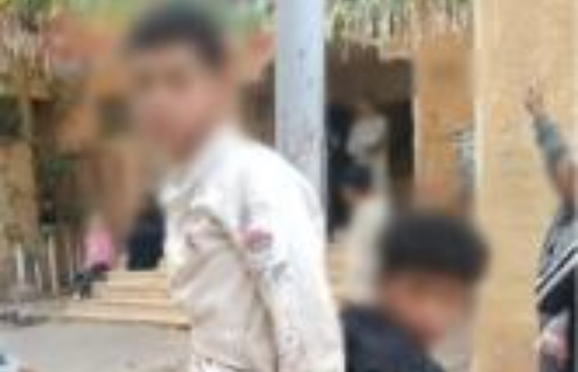 ربط طفلان في عمود إنارة بالشرقية