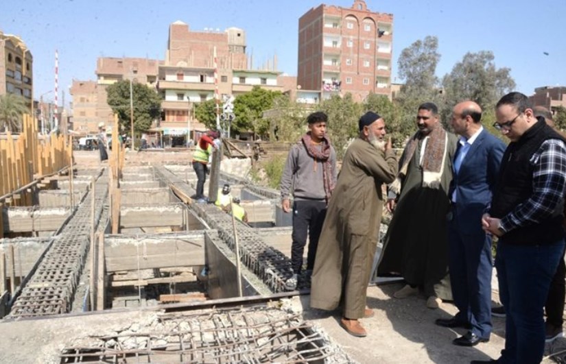 محافظ أسيوط يواصل جولاته الميدانية لمتابعة تنفيذ كوبري الحواتكة بمنفلوط