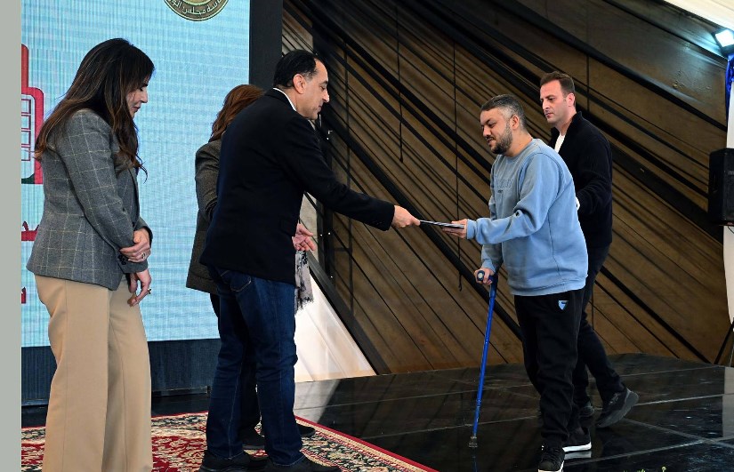 رئيس الوزراء يوزع وحدات سكنية لمحدودى الدخل