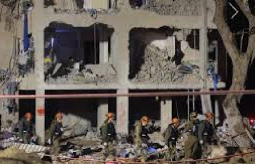 اثار الهجوم الصاروخي علي اسرائيل في ديمونة 