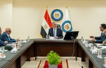 وزير البترول خلال الاجتماع 