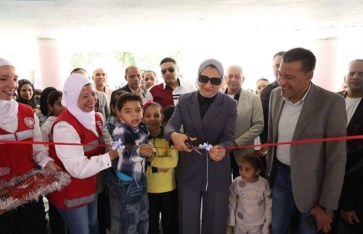 محافظ الوادي الجديد تفتتح معرض الهلال الأحمر المصري احتفالا بيوم اليتيم العالمي