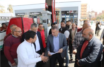 جولة محافظ أسوان على محطات الوقود