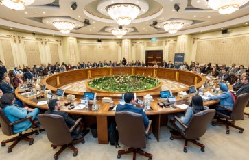 وزير البترول خلال اللقاء 