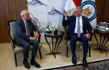 وزير البترول خلال اللقاء 