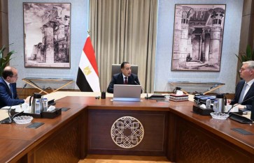 اجتماع رئيس الوزراء مع وزيرى البترول والمالية