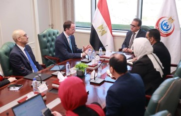 اجتماع وزير الصحة مع مسؤولى فايزر