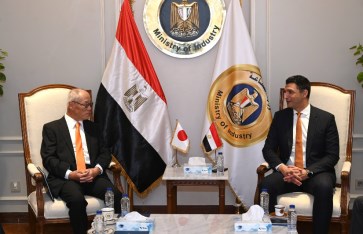 وزير الصناعة مع السفير اليابانى