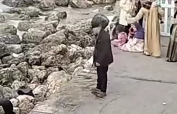 عامل يسكب المياه لمنع المواطنين من الجلوس 