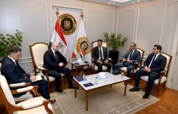 وزير الصناعة مع وفد إيچيبت آمون للأمونيا الخضراء