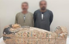 المتهمان بحوزتهما تابوت أثري