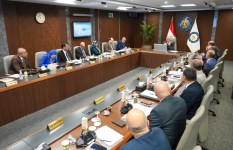 وزير البترول خلال الاجتماع 