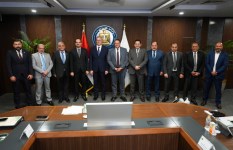 وزير البترول خلال التوقيع 