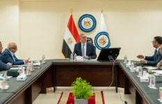 وزير البترول خلال الاجتماع 