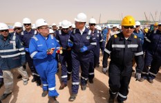 وزير البترول خلال الجولة 