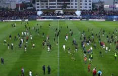 اقتحام الجماهير لمباراة اتحاد العاصمة 