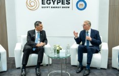 وزير البترول خلال اللقاء 